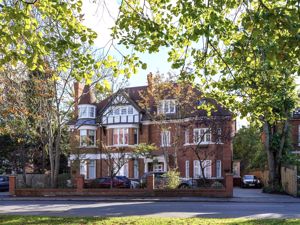 Bridge Road, East Molesey- click for photo gallery